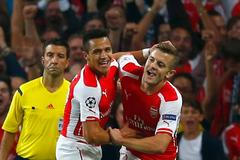 4. předkolo LM: Arsenal - Besiktas (Sánchez a Wilshire se radují z gólu)