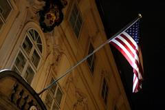 Americká vlajka na budově ambasády