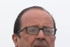 Zmoknutý Francois Hollande.