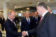 Ruský prezident Vladimir Putin si potřásá rukou s ukrajinským prezidentem Ptrem Porošenkem