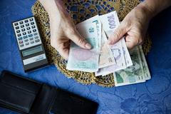 Peníze, důchod, důchodce, peněženka, kalulačka, spoření, ilustrační foto