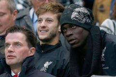 Adam Lallana a Mario Balotell sledují zápas Liverpoolu s Manchesterem City