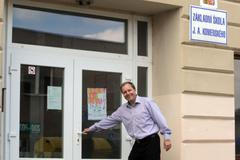 Ministr školství učí tělocvik