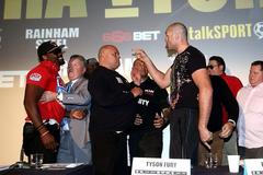 Dereck Chisora a Tyson Fury na tiskové konferenci