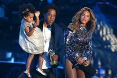 Jay-Z presents the Video Vanguard Award to Beyonce as he holds their daughter Ivy Blue during the 2014 MTV Video Music Awards in Inglewood