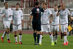 Dukla vs. Sparta, utkání Synot ligy (Kováč, sudí Kovařík)