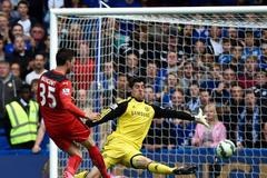 Courtois chytá střelu Nugenta