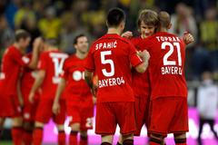 Hráči Bayeru Leverkusen slaví vítězství nad Dortmundem.