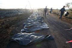 Pytle s těly pasažérů poblíž místa, kde se letadlo zřítilo.