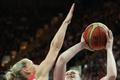 Česká basketbalistka Kateřina Bartoňová brání Američanku Lindsay Whalenovou v utkání skupiny A na OH 2012 v Londýně.