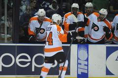 Matt Read se v přípravě NHL raduje z gólu Flyers