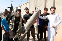 Sýrie - ozbrojenci Islámskému státu a místní lidí ve městě Rakka