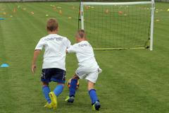 Kluci se učí hrát fotbal