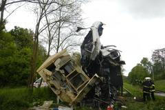 Nehoda autobusu a vlaku na přejezdu u Hluboké nad Vltavou.