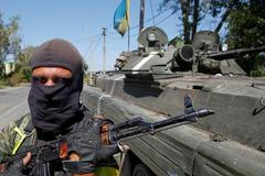 Ukrajinský voják na kontrolním stanovišti u Doněcka.