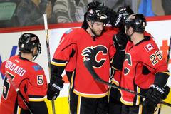 Příprava na NHL: Hráči Calgary slaví gól TJ Brodieho