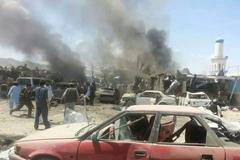 Výbuch na tržišti východně od Kábulu v úterý připravil o život přes 90 lidí.