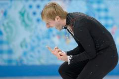 Jevgenij Pljuščenko se raduje při soutěži týmů v krasobuslení na olympiádě v Soči