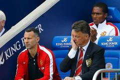 Louis van Gaal a Ryan Giggs na lavičce Manchesteru United