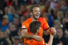 Holandští fotbalisté Rafael van der Vaart (nahoře) a Klaas Jan Huntelaar slaví gól v kvalifikaci na MS 2014 proti Andoře.