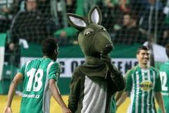 SL, Bohemians-Slavia: Jhon Mosquera (18) a maskot