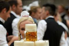 Číšnice nesoucí pivní krígly v Schottenhamel stanu na 181. ročníku Oktoberfestu.