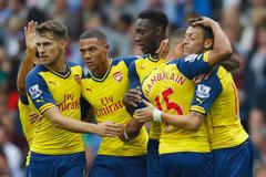 Radost hráčů Arsenalu po gólu do sítě Aston Villy