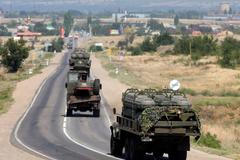 Ruská vojenská vozidla v Rostovské oblasti u ukrajinských hranic.