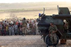 Turečtí vojáci u plotu u hranic se Sýrií.