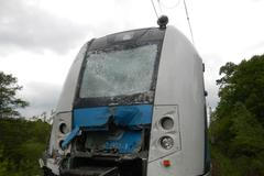 Nehoda autobusu a vlaku na přejezdu u Hluboké nad Vltavou.