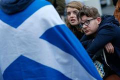 Zklamaní zastánci nezávislosti před parlamentem v Edinburghu