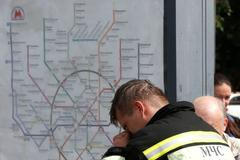 Ruský záchranář po nehodě v moskevském metru.