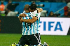 MS 2014, Argentina-Nizozemsko: Ezequiel Garay a Javier Mascherano slaví postup