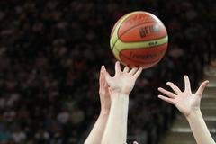 Česká basketbalistka Alena Hanušová doskakuje míč v utkání skupiny A s Chorvatskem na OH 2012 v Londýně.