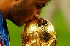 MS 2014, Argentina-Německo: Mario Götze líbá trofej pro mistry světa