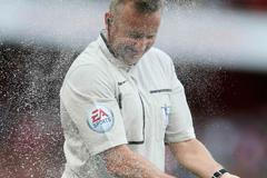 VIDEO Sprej se zasekl. Sprchu pěny dostal rozhodčí i Cazorla