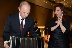 Putin hraje na harmoniku v Argentině