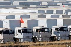 Konvoj s ruskou pomocí, zaparkovaný v Rostovské oblasti nedaleko hranice.