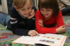 Škola, děti, čtení, ilustrační foto