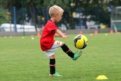 Kluci se učí hrát fotbal