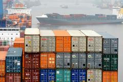 Kontejnery v hamburském přístavu.