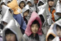Japonsko rok po katastrofě - nácvik evakuace (děti)