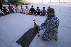 Irácká armáda, která bojuje s Islámským státem, školí nové dobrovolníky.