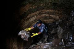 Likvidátoři hrobů na Guatemale