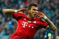 Bayern Mnichov - Manchester United (Mandžukič)