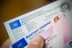 Osvědčení o registraci vozidla, řidičský průkaz, ilustrační foto