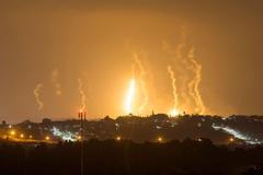 Hamás odpaluje rakety na Izrael, izraelská armáda bombarduje Gazu.