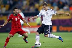 Joao Moutinho a Holger Badstuber v utkání Německa s Portugalskem na Euru 2012