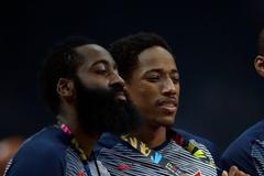 Američtí basketbalisté James Harden a Derrick Rose slaví titul mistrů světa