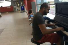 Klavírista na pražském letišti.